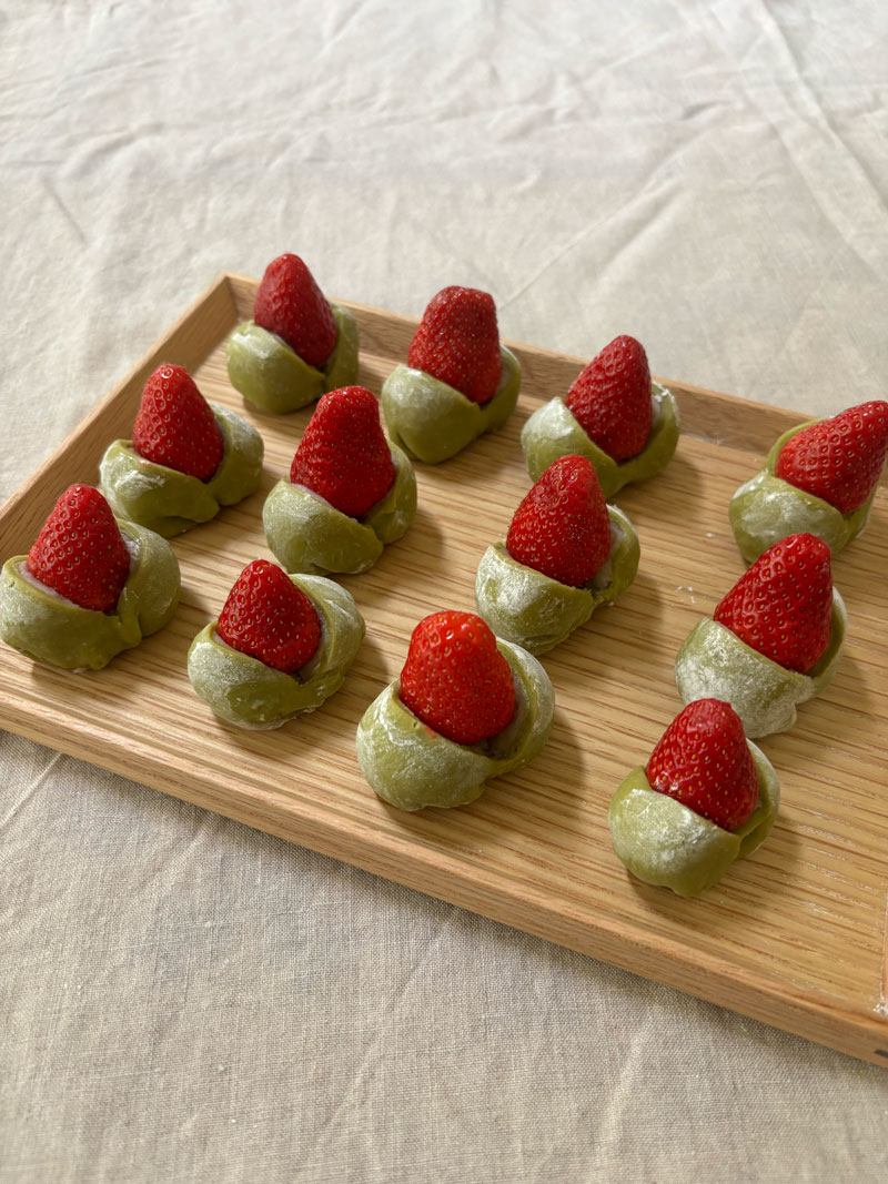 Atelier matcha et daifuku à Montauban — bol de matcha fouetté et pâtisseries japonaises sur table en bois