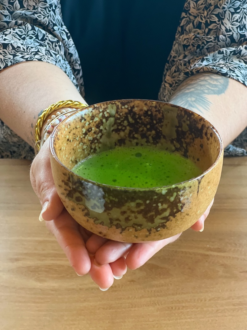 Bol de matcha japonais fraîchement fouetté dans un chawan en céramique artisanale — Ocha Matcha Lab