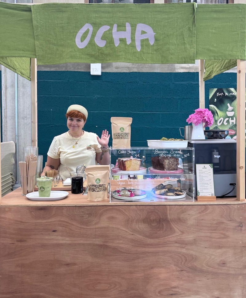 Bar à matcha Ocha Matcha Lab installé au Yogi Market du Bliss Yoga Festival — Manon accueille les visiteurs avec matcha latte et pâtisseries japonaises maison