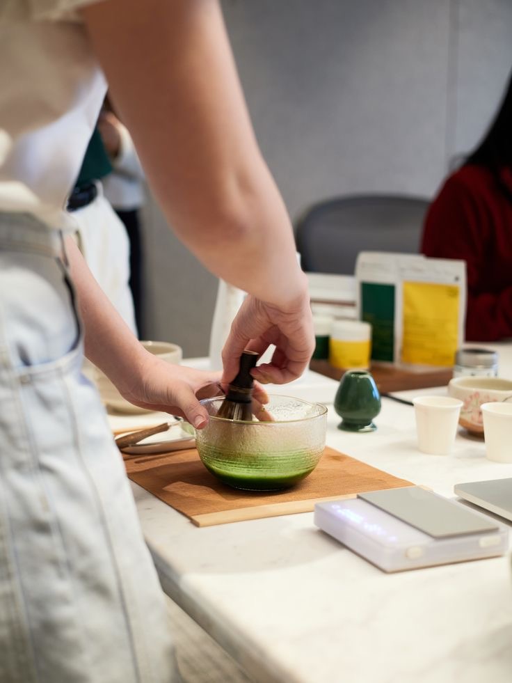 Atelier matcha et daifuku à Montauban — bol de matcha fouetté